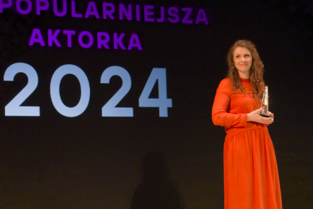 Matylda Podfilipska, laureatka nagrody Najpopularniejszej Aktorki 2024, stoi na scenie Gali Wilamów 2025, trzymając statuetkę.